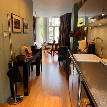 Décor Canal House