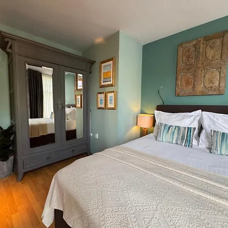 Décor Canal House 4*