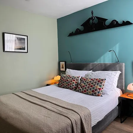Decor Canal House B&B *