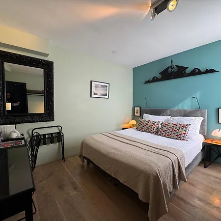 Decor Canal House B&B *