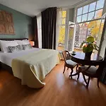 Bed & Breakfast Decor Canal House